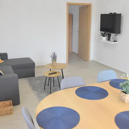 شقة Voeroesko Apartmanhaz Balatonalmádi