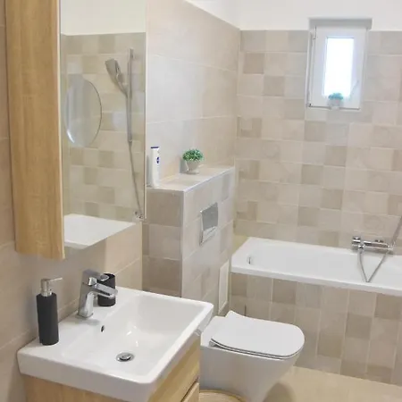 Apartament Voeroesko Apartmanhaz Balatonalmádi
