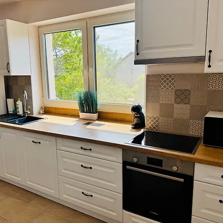 Apartament Voeroesko Apartmanhaz Balatonalmádi