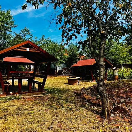 Apartament Voeroesko Apartmanhaz Balatonalmádi